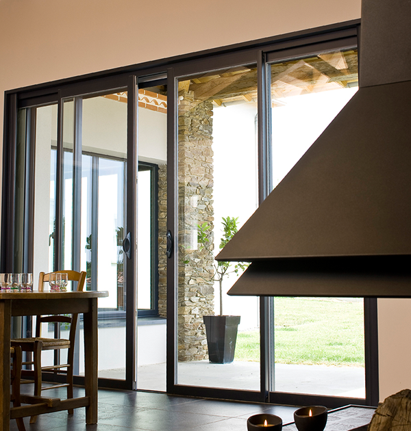 Installation porte-fenêtres pour salon à Sautron (44) - Menuiserie du Héron - Maître Artisan Spécialiste Rénovation