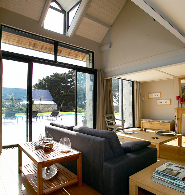 Installation de porte-fenêtres dans un salon à Saint-Étienne-de-Montluc (44) - Menuiserie du Héron - Maître Artisan Spécialiste Rénovation