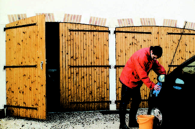 Porte de garage en bois traditionnelles à Vigneux-de-Bretagne (44) - Menuiserie du Héron - Maître Artisan Spécialiste Rénovation