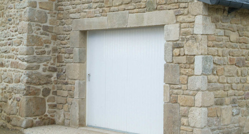 Porte de garage traditionnelles en PVC à Orvault (44) - Menuiserie du Héron - Maître Artisan Spécialiste Rénovation