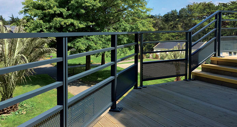 Pose garde-corps extérieur à Sautron (44) - Menuiserie du Héron - Maître Artisan Spécialiste Rénovation