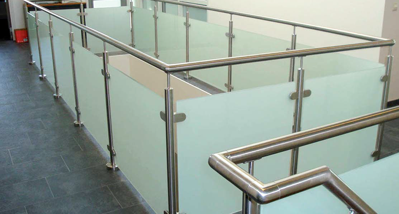 Installation de garde-corps intérieur à Couëron (44) - Menuiserie du Héron - Maître Artisan Spécialiste Rénovation